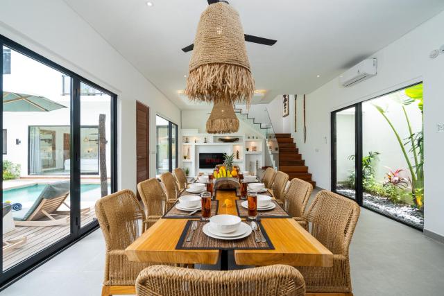 Villa Tiwi - Luxury 4BR Villa in Nyanyi, Walking Distance to the Beach