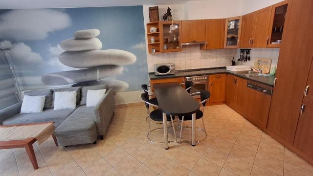 BOK - Central modern 2BR Apt w balcony, FREE INDOOR PARKING!