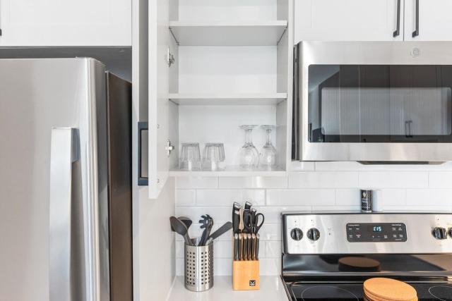 10 mins to CenterCity, Sleeps 6, With Rooftop Views!