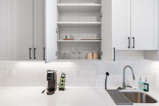 5 mins to FishTown plus Old Town King Bed, Sleeps 4!