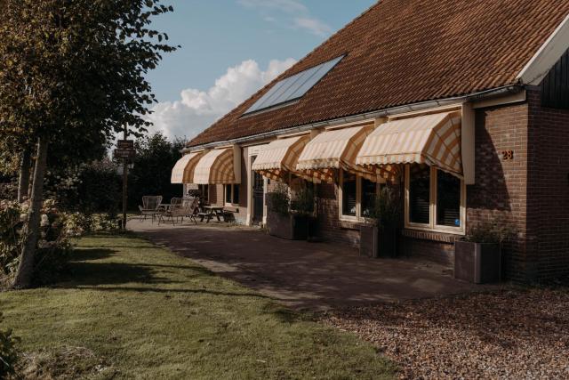Camping De Tulpenweide lege Kampeerplaats, lege plaats op het gras zonder bed
