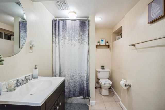 1BR Queen Suite w secure Parking and FiberOptics