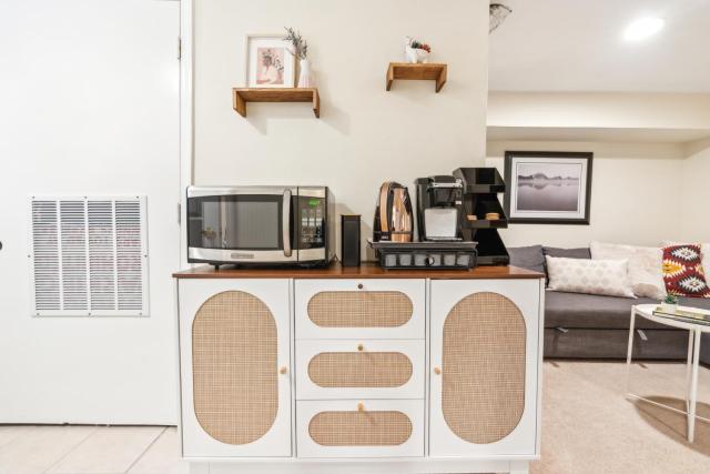 1BR Queen Suite w secure Parking and FiberOptics