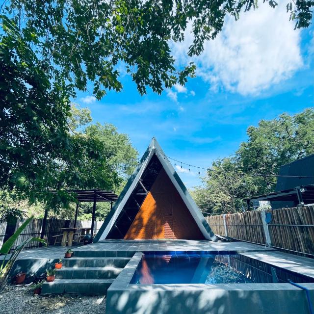 Private Cabin with pool close to the Beach
