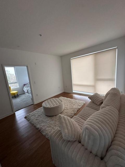 Modern Unit Near Glendale Galleria and Walk to Shopping & Dining!