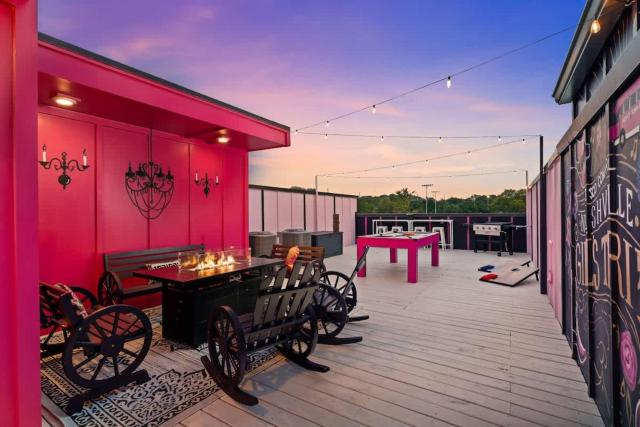 Disco Cowgirl Broadway 2miles - 8 Q beds - Rooftop - OMG