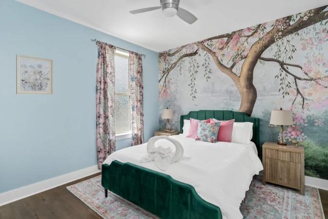 Bloom Haus DT 2miles - 8 Q beds - Rooftop - OMG