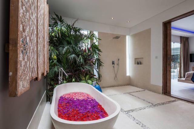 Spacious 4 BR villa Seminyak garden and pool