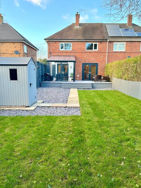 Waterside House - Luxury Home near Alton Towers & Trentham - Free Parking & Garden