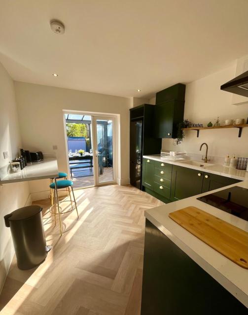 Waterside House - Luxury Home near Alton Towers & Trentham - Free Parking & Garden