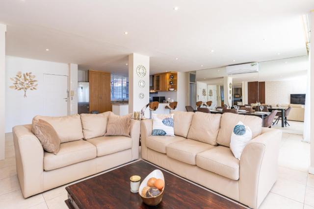 Camps bay beach apartment with Jaccozi