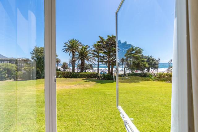 Camps bay beach apartment with Jaccozi