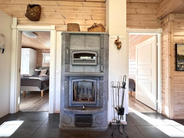 Private lakeside cabin Metsola