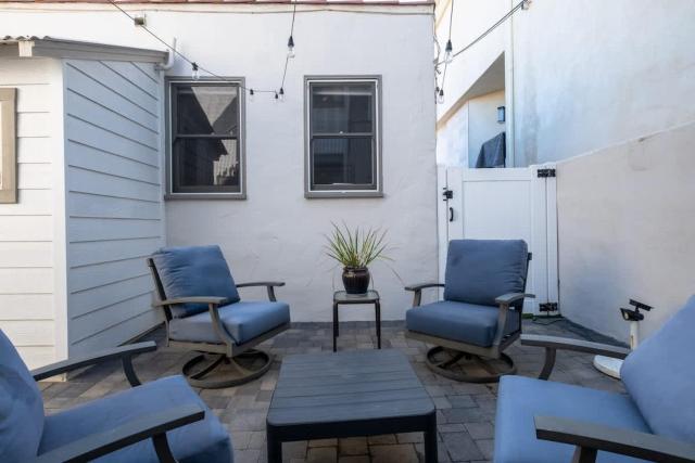Beachside Apartment with Laundry AC Patio
