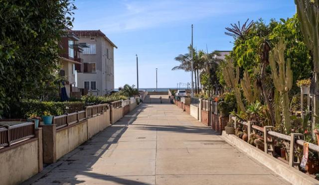 Beachside Apartment with Laundry AC Patio