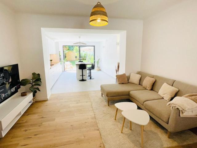 Large townhouse with a private garden-DIF1