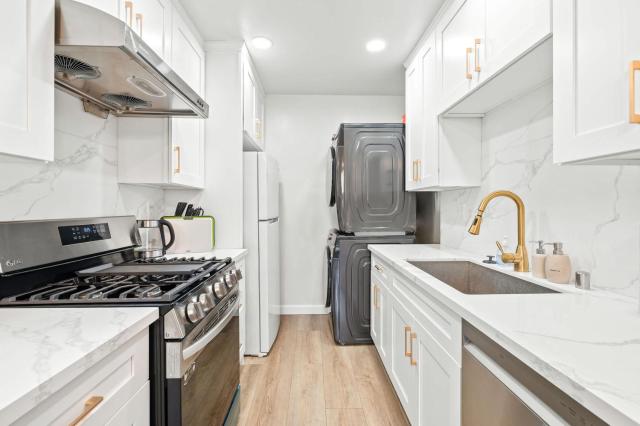 Modern Cozy Retreat Stylish Stay with Patio & Parking