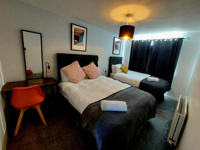 Lancaster House - Entire 4Bed House Serviced Accommodation Newcastle FREE WIFI & FREE 1 OFF STREET PARKING SPACE UK