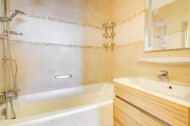 Modern 2 bedroom apartment with pool and gym