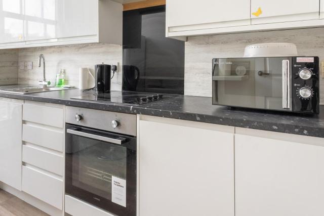 Bright High-Ceiling 2BD Flat - Central Edinburgh!