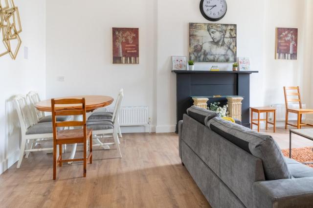 Bright High-Ceiling 2BD Flat - Central Edinburgh!