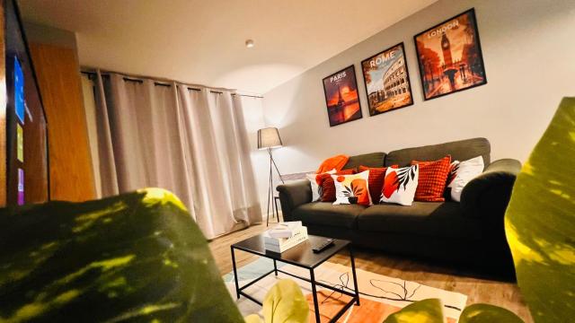 2BR City Centre Skyline Apt - Free secure parking