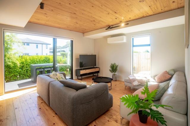 Urban Comfort 3BR with Garage and Close to City Centre