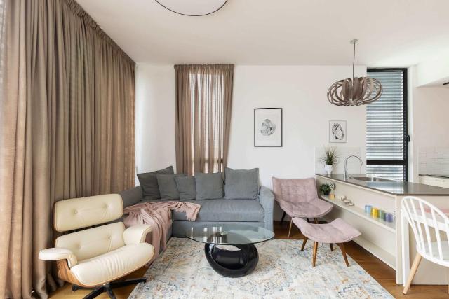 Carmel Market Deluxe - Heart of Nahalat Binyamin, 5m to Beach, Sea View Balcony