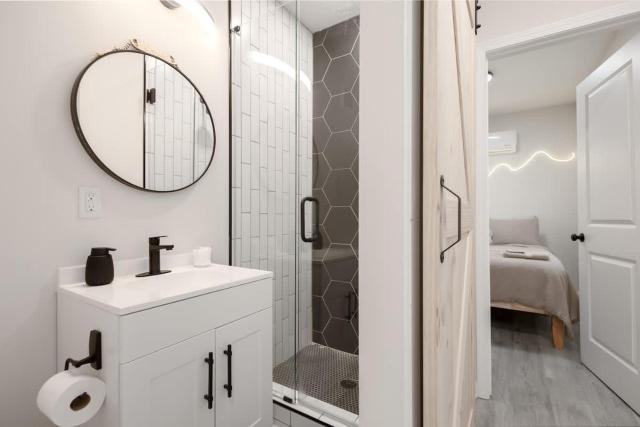 Spacious Tiny Home By Airport-Free Prkng-Fast WiFi
