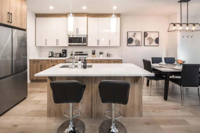 Group Stay, Sleeps 16! Near Downtown - 6BR Full Duplex, 2 Kitchens! FREE Banff Pass