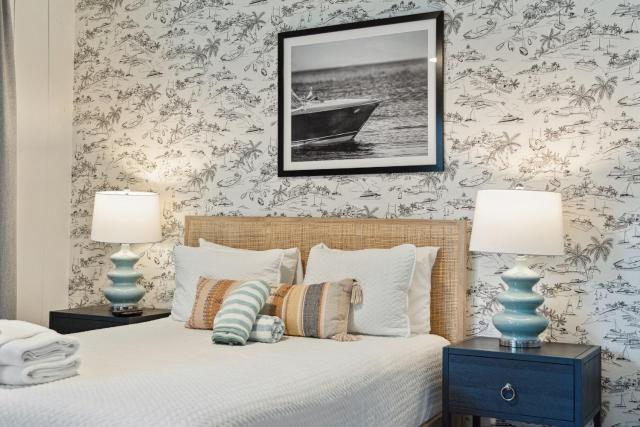 Folliday Inn - The Triple - Room 24