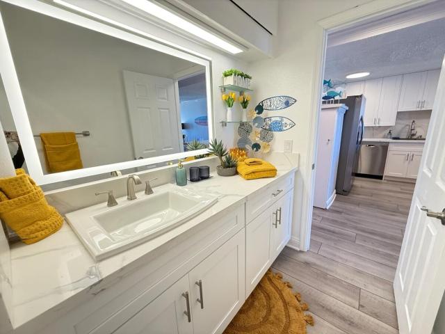 Oceanfront 2 BR w Pool & Parking 234