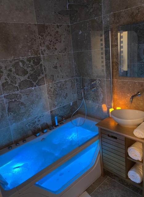 Détente absolue suite luxueuse avec balnéo et PS5