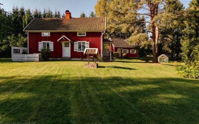 Lantligt sommartorp i centrala Ljung