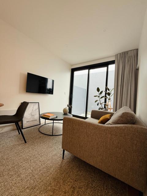 Stylish 2 bedrooms townhouse in central Wellington with a free car park
