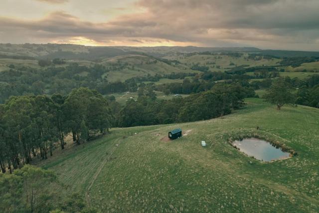 Hike to your Off-Grid Cabin Deep in Nature - Santi