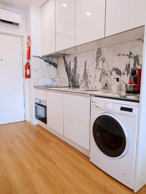 Downtown Studio 80 meters to metro and Free Parking