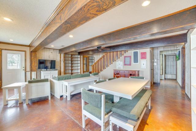 Winnsboro Lake Retreat: On-Site Swimming & Fishing