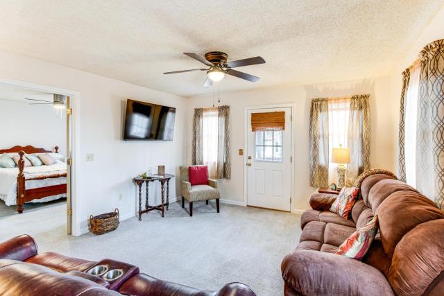 1 Mi to Lake Murray! Pet-Friendly Extended Getaway