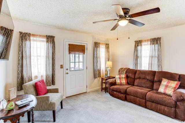 1 Mi to Lake Murray! Pet-Friendly Extended Getaway