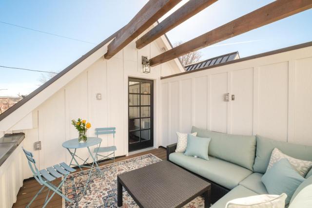 Luxe Designer Flat on Sloans Lake w/ Rooftop Deck