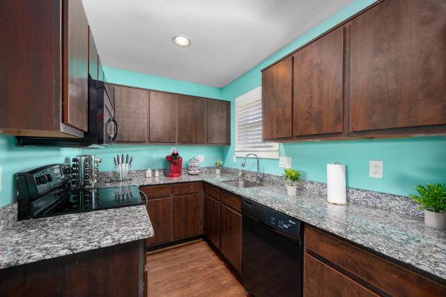 Bright and Cozy Med Center Apartment
