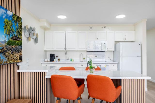 1BR Mountain View with Balcony, Pool & Free Parking