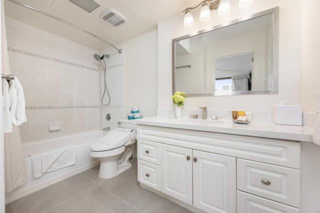 1BR Mountain View with Balcony, Pool & Free Parking