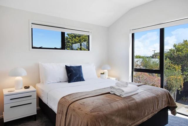 Modern Townhouse by Mangere Mountain near Airport