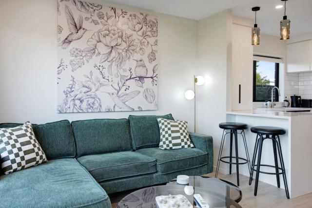 Modern Townhouse by Mangere Mountain near Airport