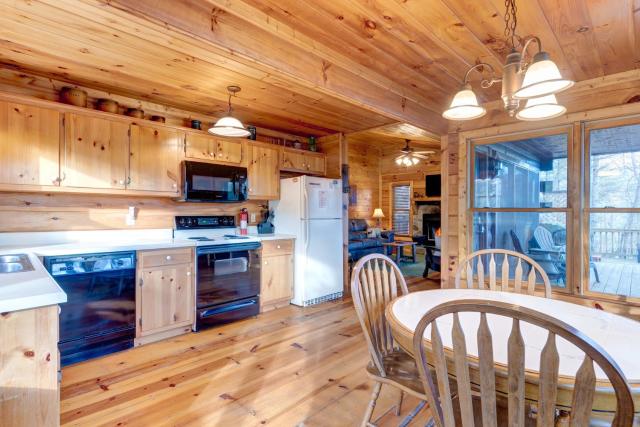 Dancing Bear - Blue Ridge, GA - Enjoy Peaceful Forest Views, Soak in the Hot Tub, and Cozy Up by the Wood-Burning Fireplace at t