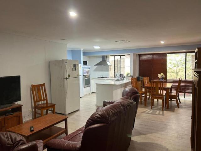 lovely double room share bathroom and kitchen