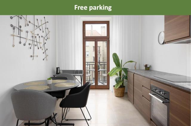 Quiet apartment in the city center near the metro with with balcony and parking
