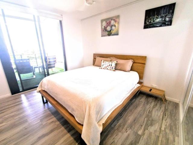 Breakfast & Dinner Included - Top-Floor Apartment Maroochydore CBD